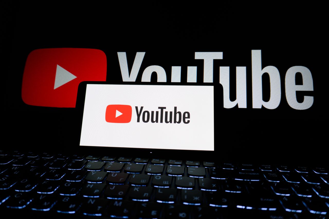 gallery-img-04 Gros plan sur le logo YouTube affiché sur l’écran d’un ordinateur portable dans un environnement sombre.
